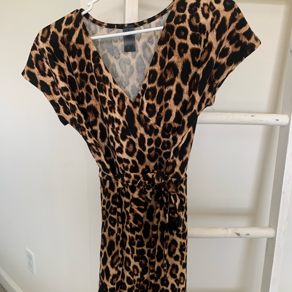 Cute dress to the knees size small